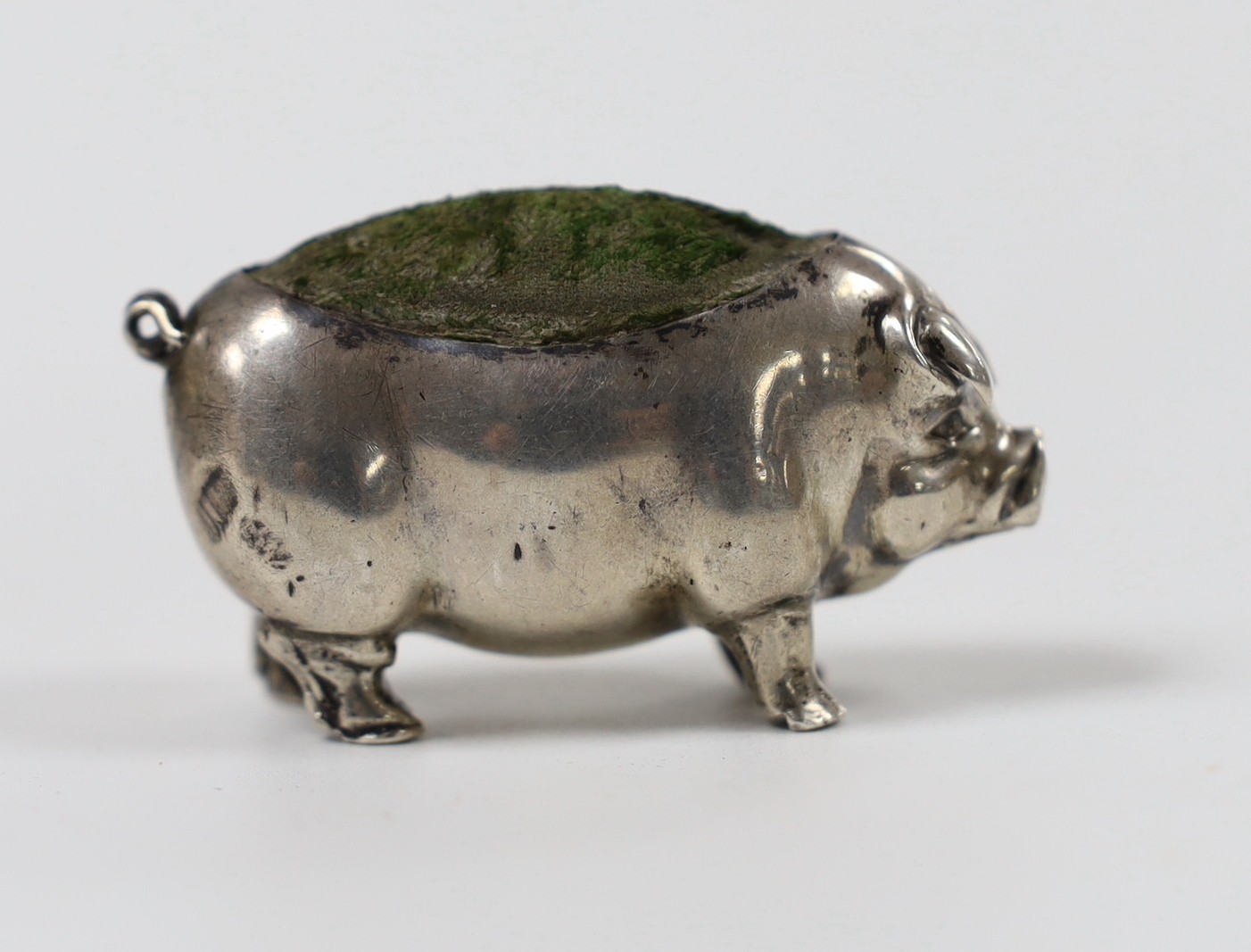 An Edwardian novelty silver mounted pin cushion, modelled as a pig, Levi & Salaman, Birmingham, 1904, length 52mm.